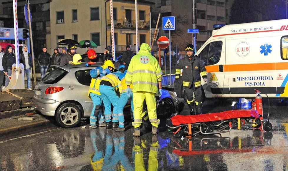 Ferito nell’auto impazzita contro il muro