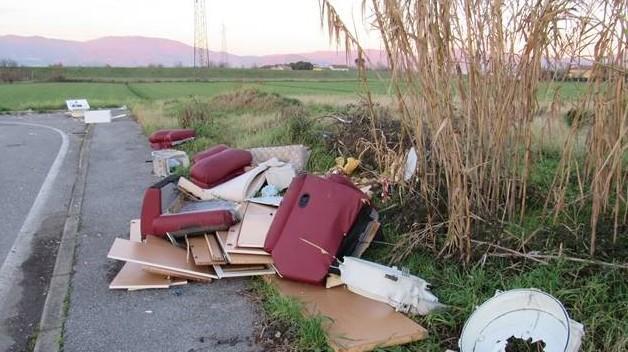 «Rifiuti dappertutto per le vie di Quarrata» 