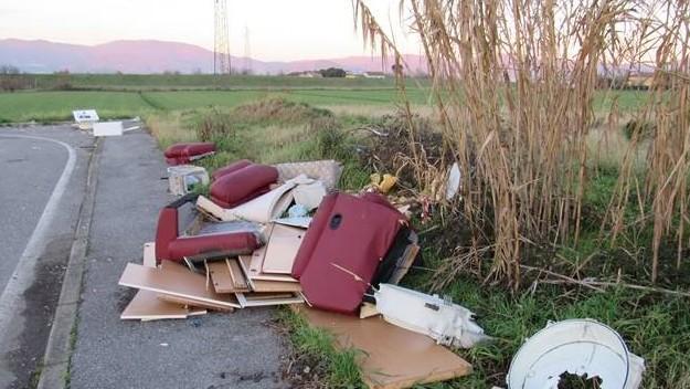 «Rifiuti dappertutto per le vie di Quarrata»