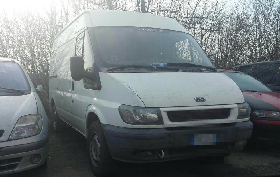 Una discarica di auto abbandonate 
