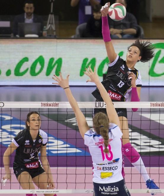 Liu Jo, bastano 3 set per divorare Novara 