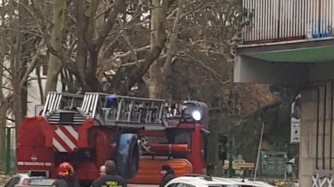 Apertura porta per soccorrere un’anziana