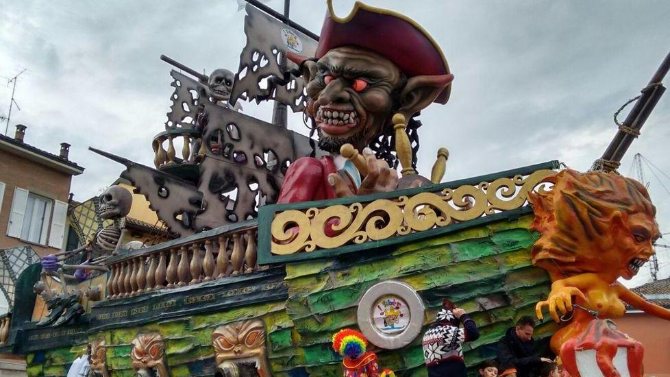A Castelnovo vanno in scena le majorettes e gli “sgruzzi”