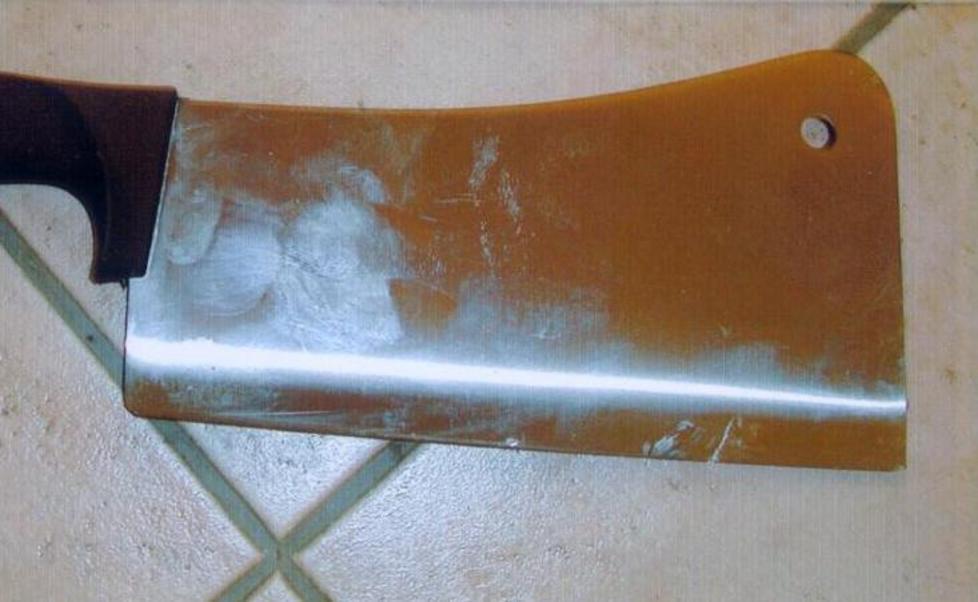 Aggredisce il padre a tavola impugnando una mannaia 
