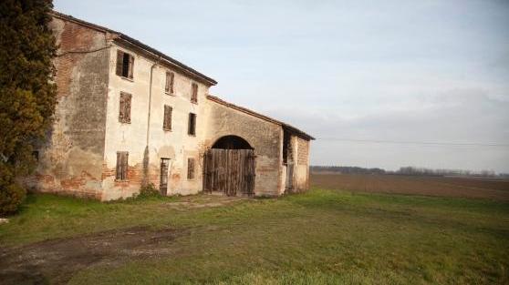 Senza lavoro, coppia si uccide con il gas dell'auto