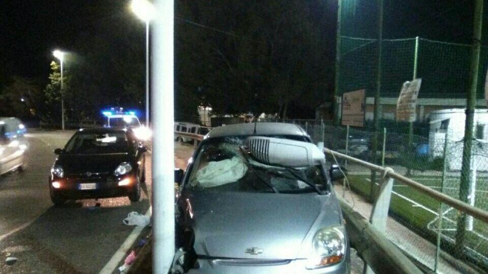 Cagliari, con l'auto contro un palo: 3 feriti