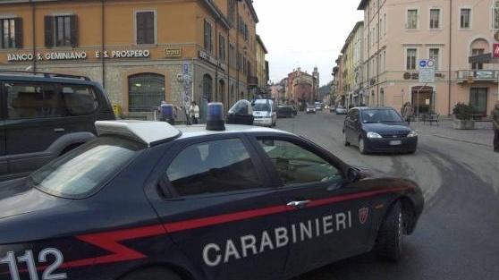 Con un tombino rompe la vetrata e svaligia il bar