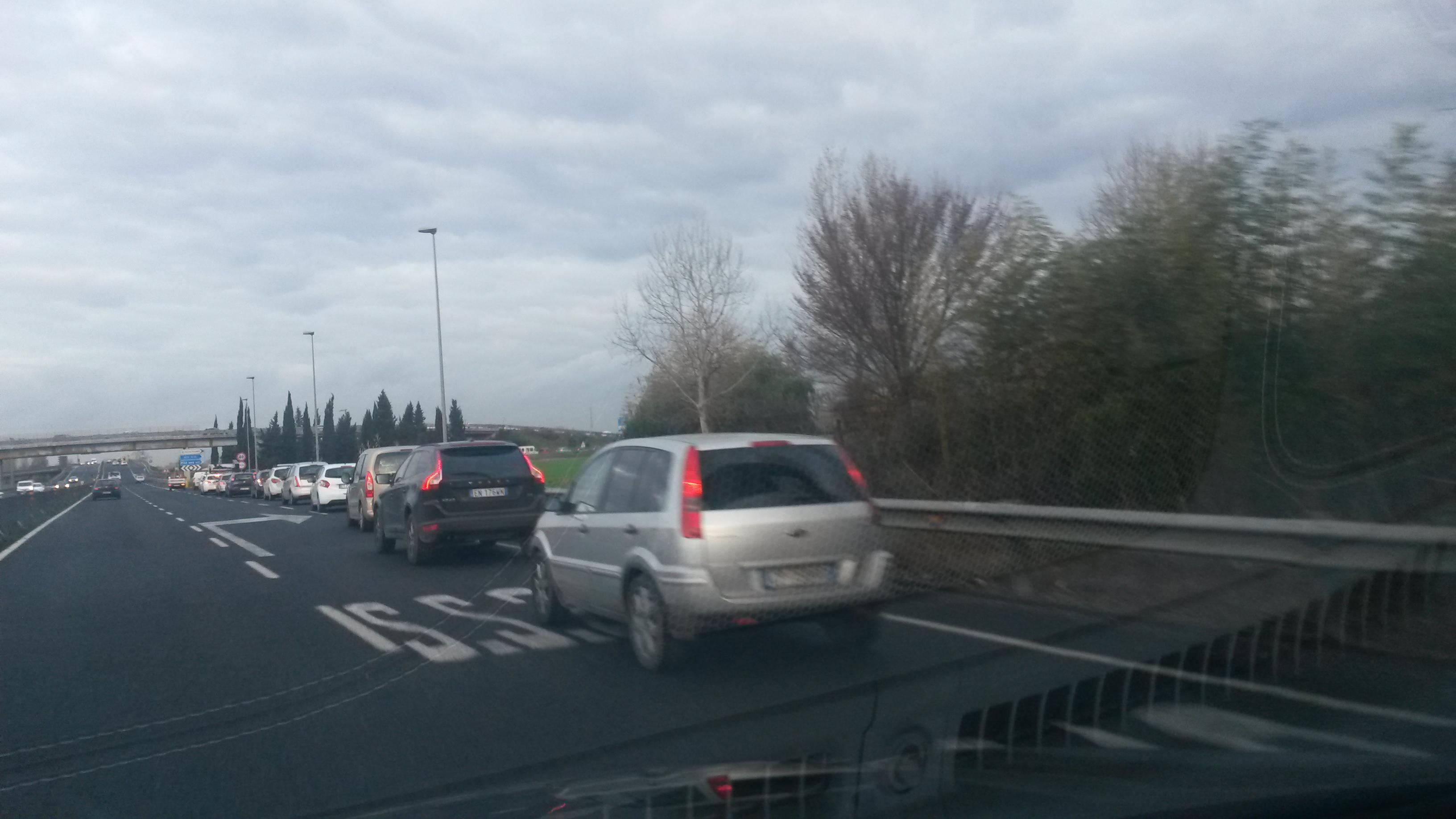 Auto in coda sulla Fi-Pi-Li