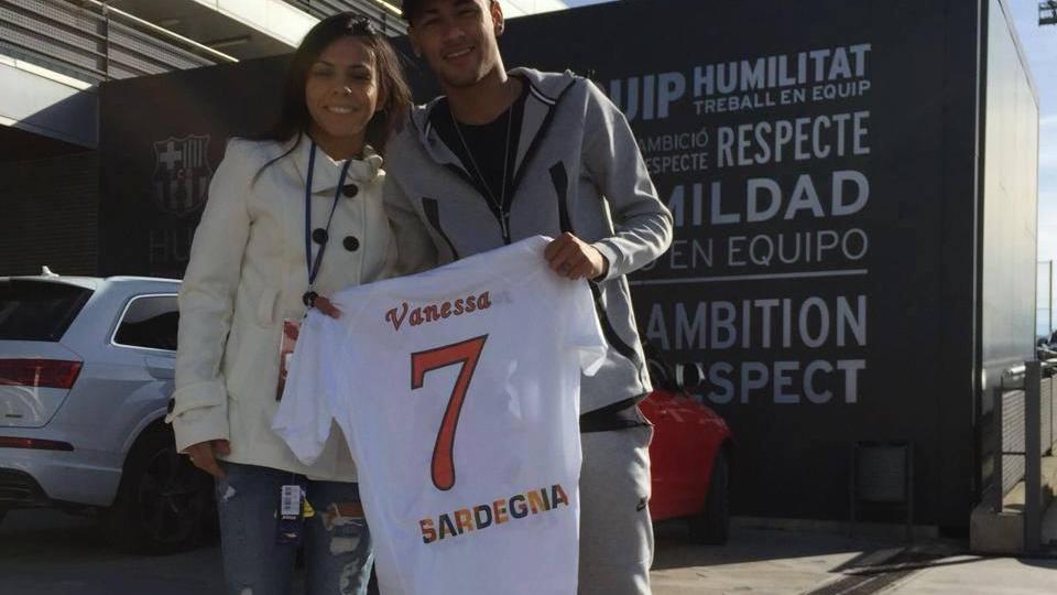 Vanessa Pereira consegna la sua maglia a Neymar