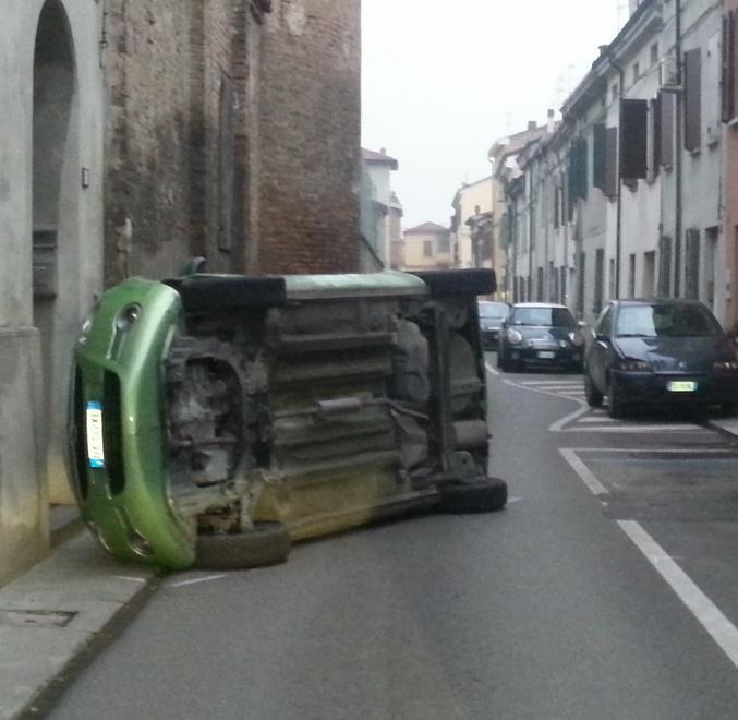 Si ribaltano con l’auto in centro a Guastalla, due anziani feriti 
