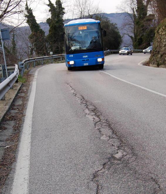«Segnaletica carente e pochi lampioni»