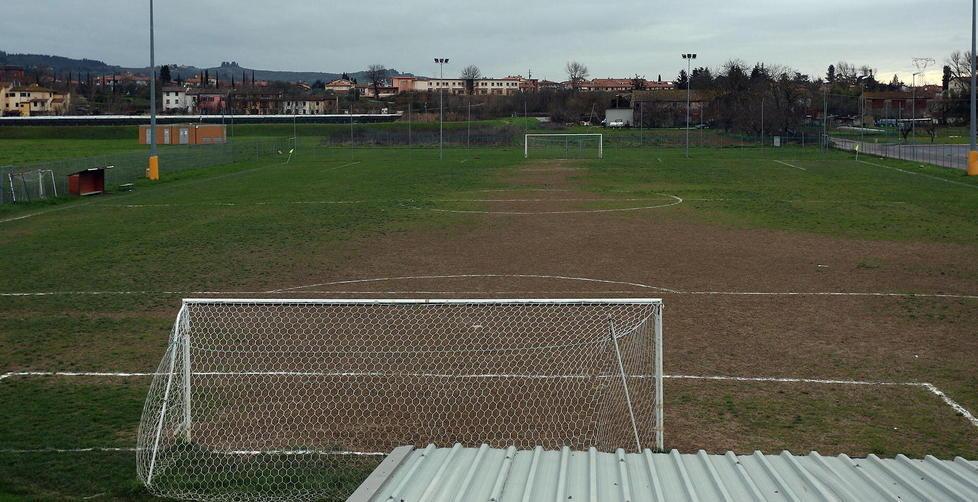 Sul campo di Capraia fra buche, erbacce e pozze 