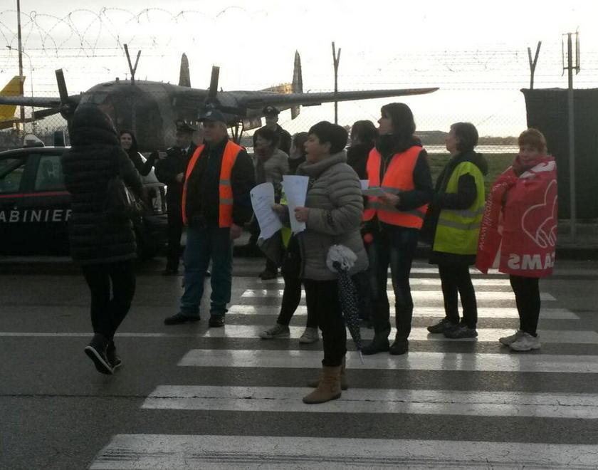 Gli addetti alle pulizie incrociano le braccia