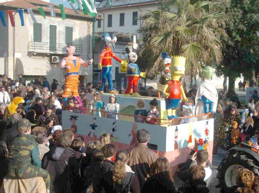 Si sfila con i costumi cuciti dalle mamme 