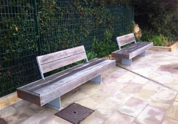 Lungomare, panchine da verniciare
