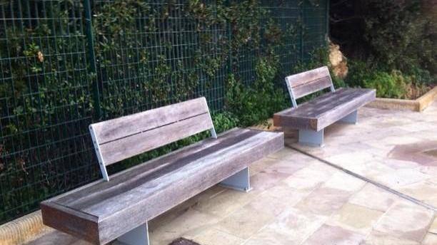 Lungomare, panchine da verniciare