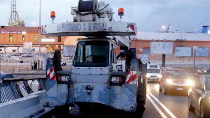 La gru si blocca a metà del ponte