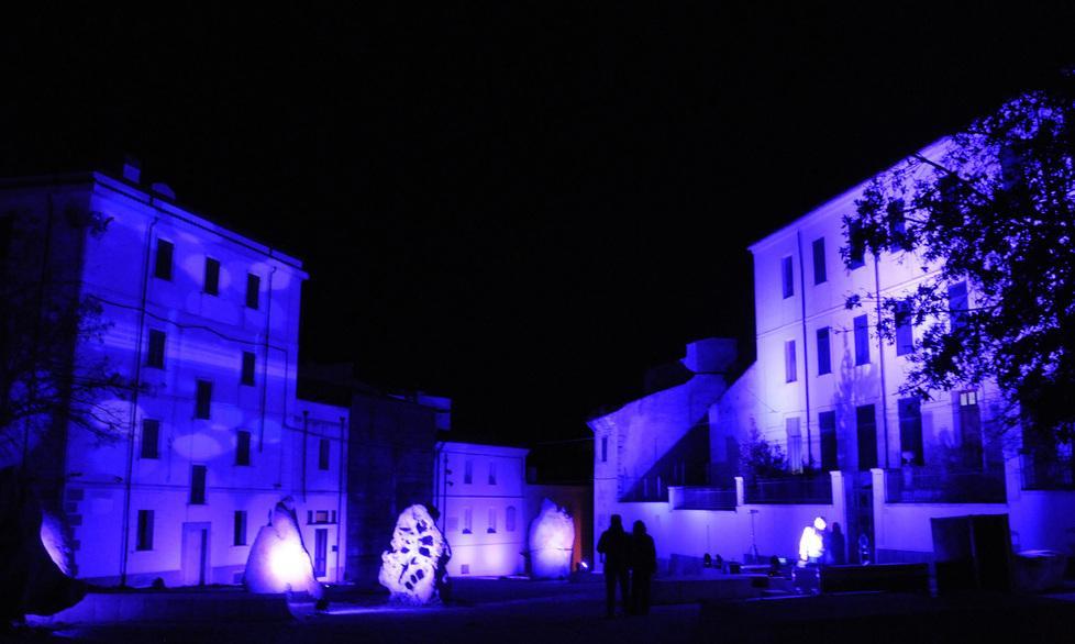 Piazza Satta illuminata di viola
