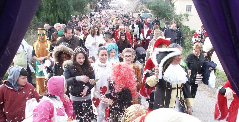 La pioggia non ferma la festa in maschera