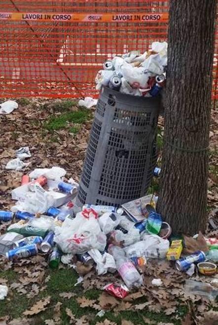 Degrado rifiuti nel parco