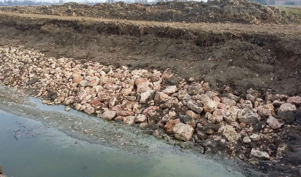 «Cantiere sul cavo Dogaro L’argine qui sta franando»