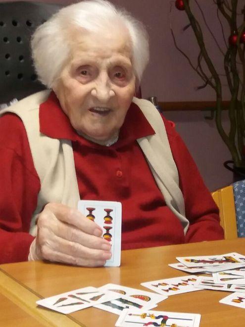 Angiolina, buon compleanno con 105 candeline sulla torta