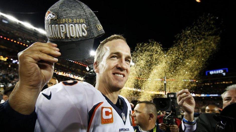 Denver Broncos show Super Bowl numero 50 colorato d’arancione