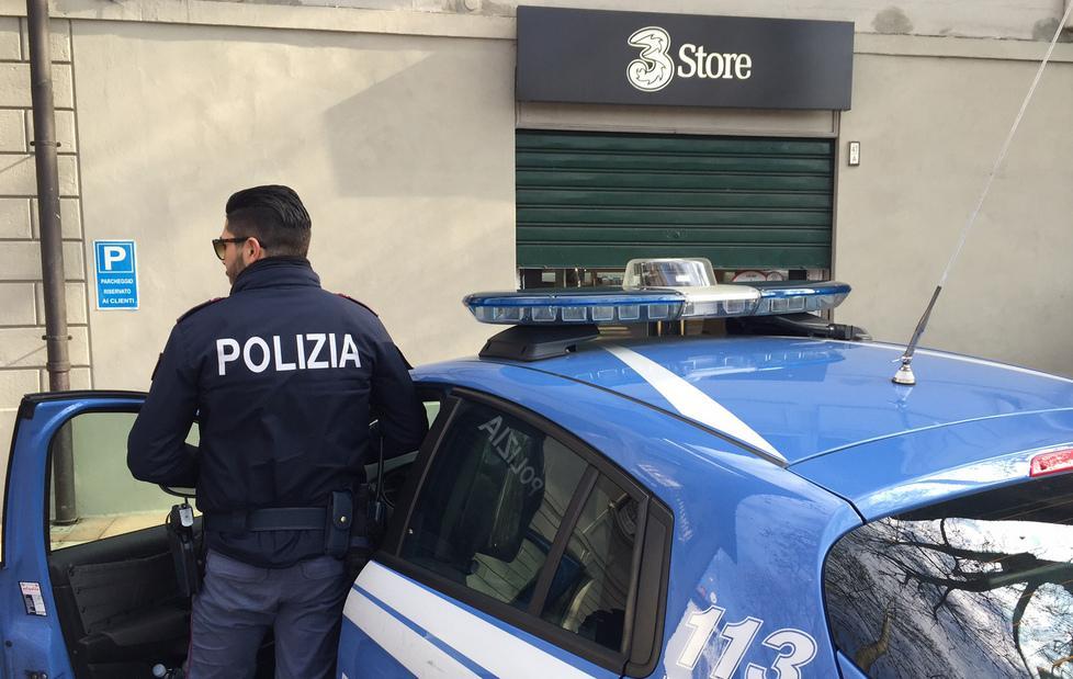 Assalto al negozio di telefonia 