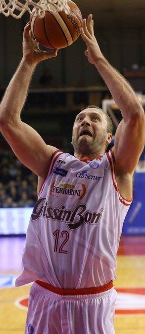 Lavrinovic sotto i ferri il club torna sul mercato 