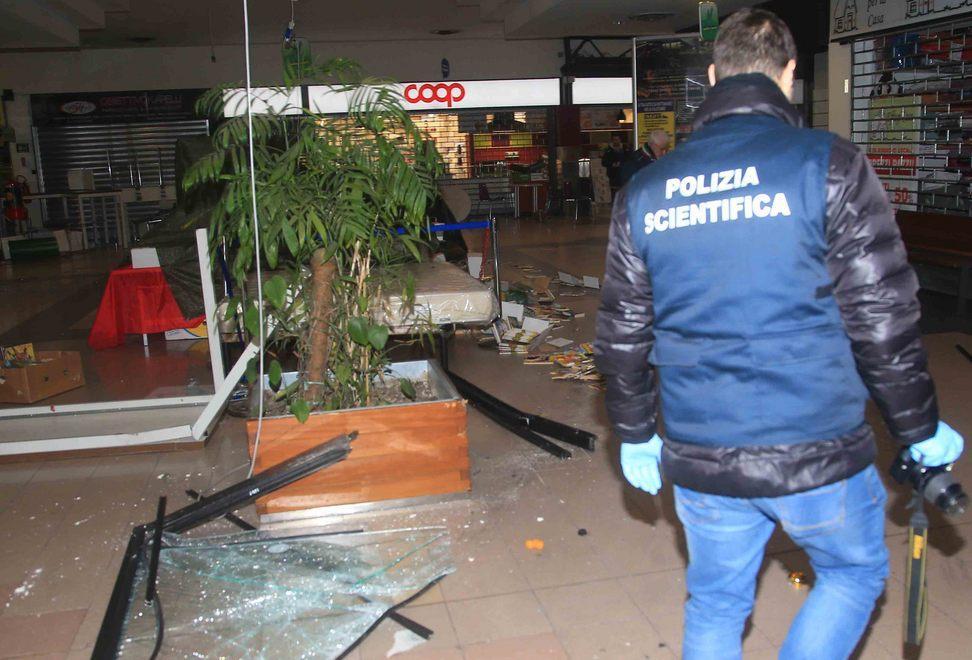 Centro Meridiana devastato da un blitz 
