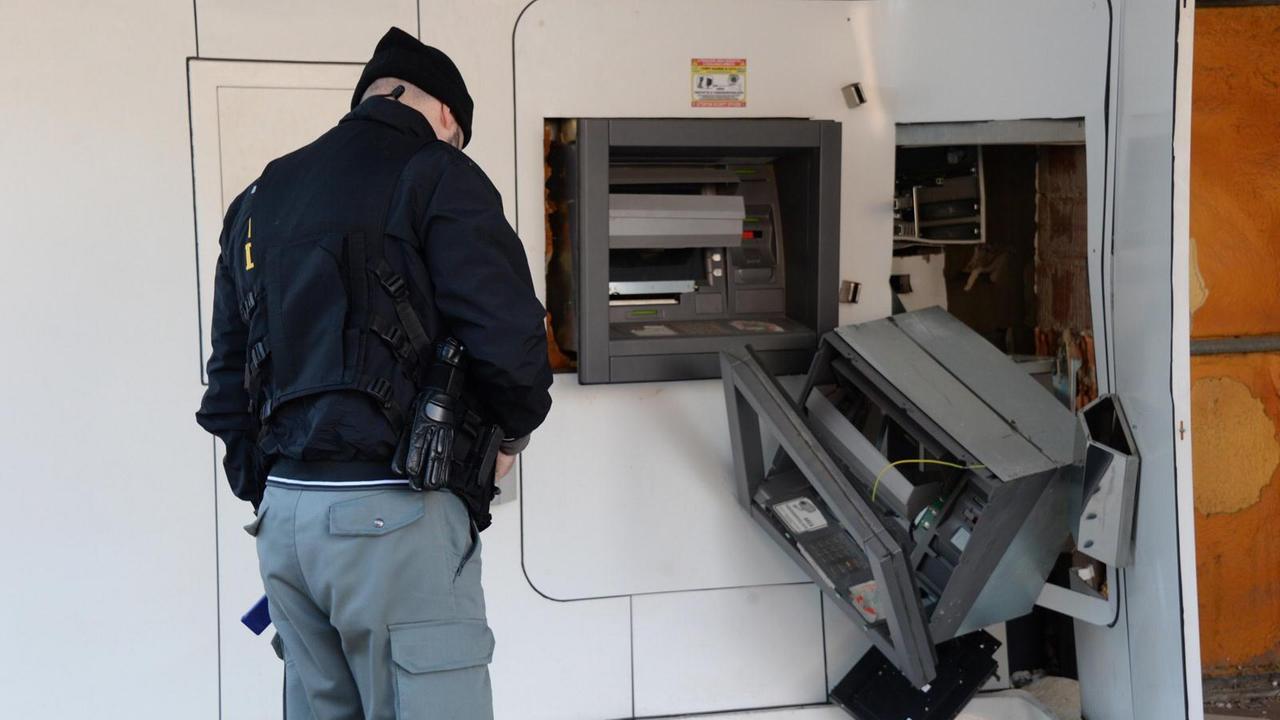 Il bancomat sventrato dall'esplosione a Fornacette