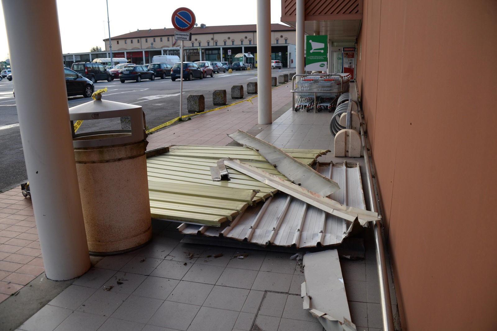 Il vento danneggia la copertura di un supermercato, due frazioni senz'acqua 