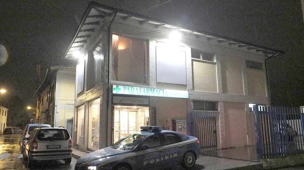 La parafarmacia rapinata alla Cella (Foto Muzzi)