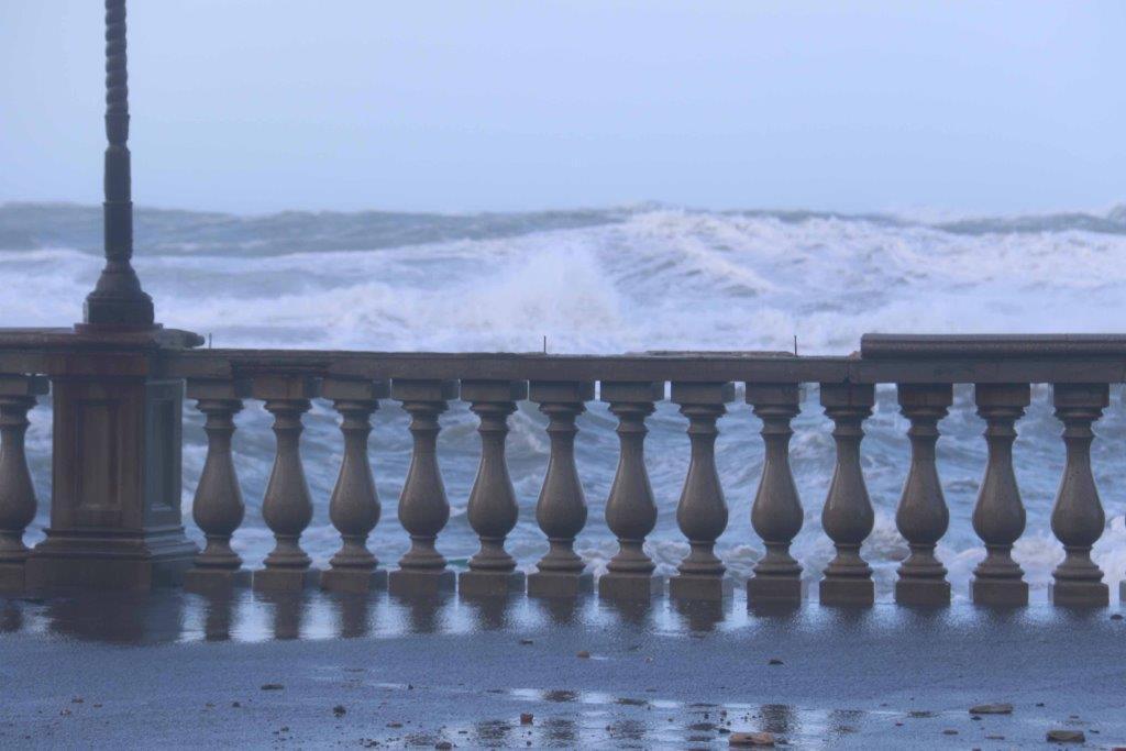 La balaustra della Terrazza Mascagni abbattuta dalle onde (Pentafoto)
