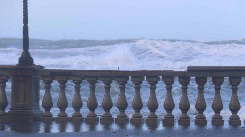 La balaustra della Terrazza Mascagni abbattuta dalle onde (Pentafoto)