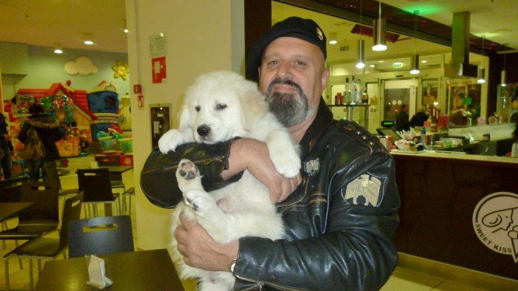 Bruno Poeti con uno dei cani che hanno dato l'allarme quando i ladri si sono impossessati della sua auto