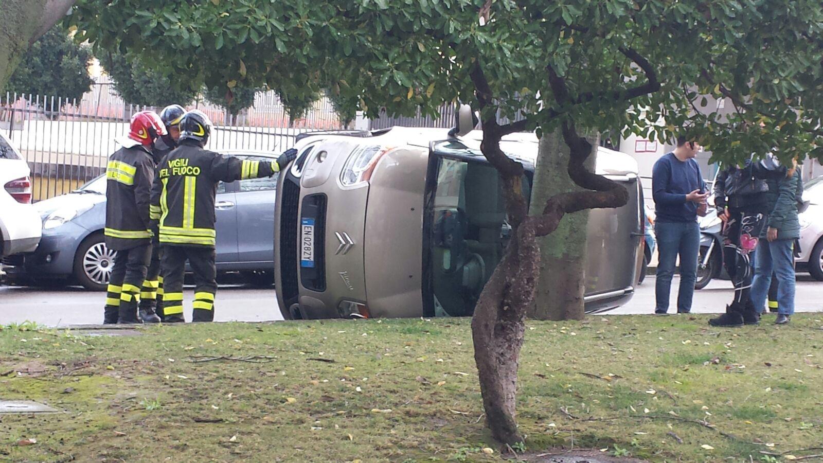L'auto ribaltata in viale Dante