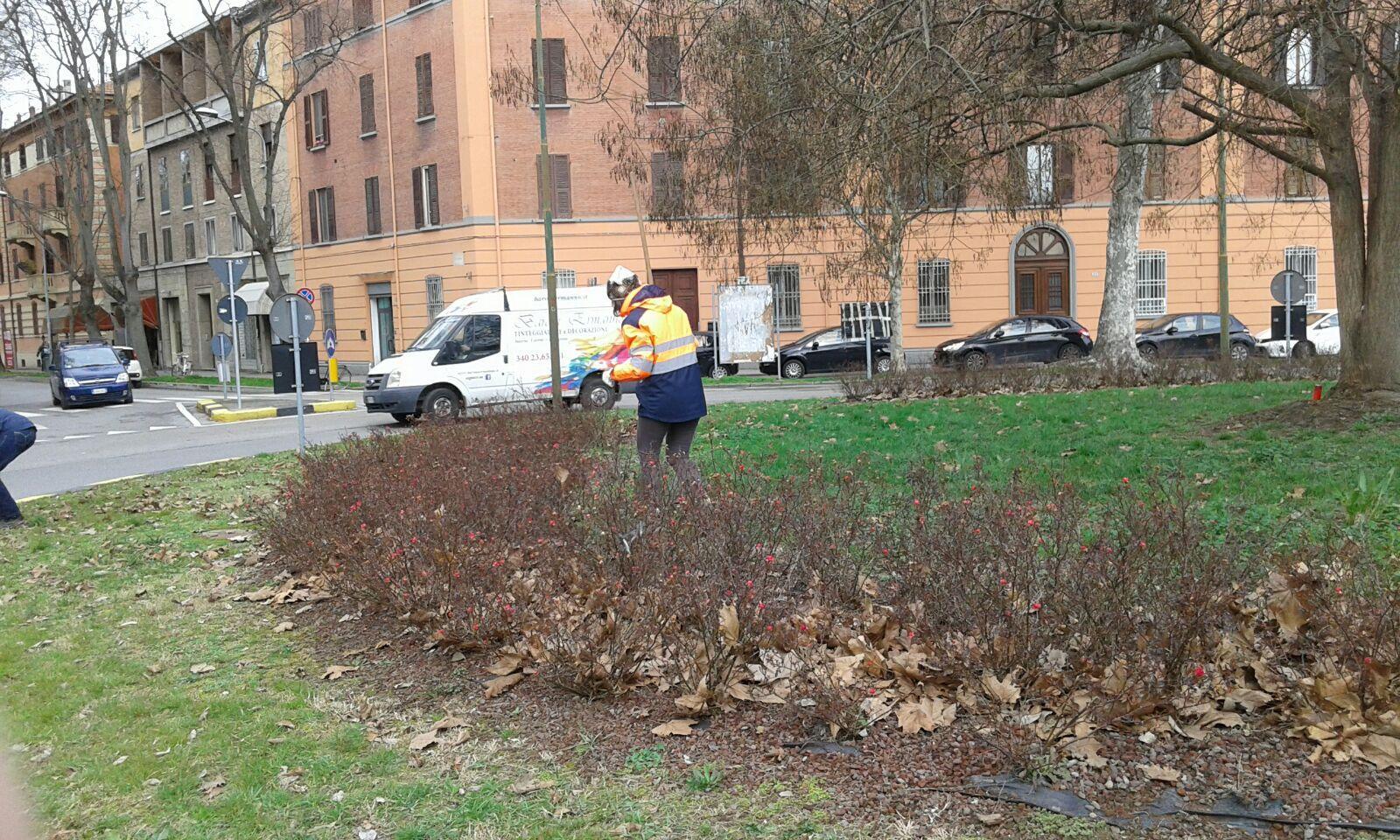 La rotatoria da cui è stata strappata la targa