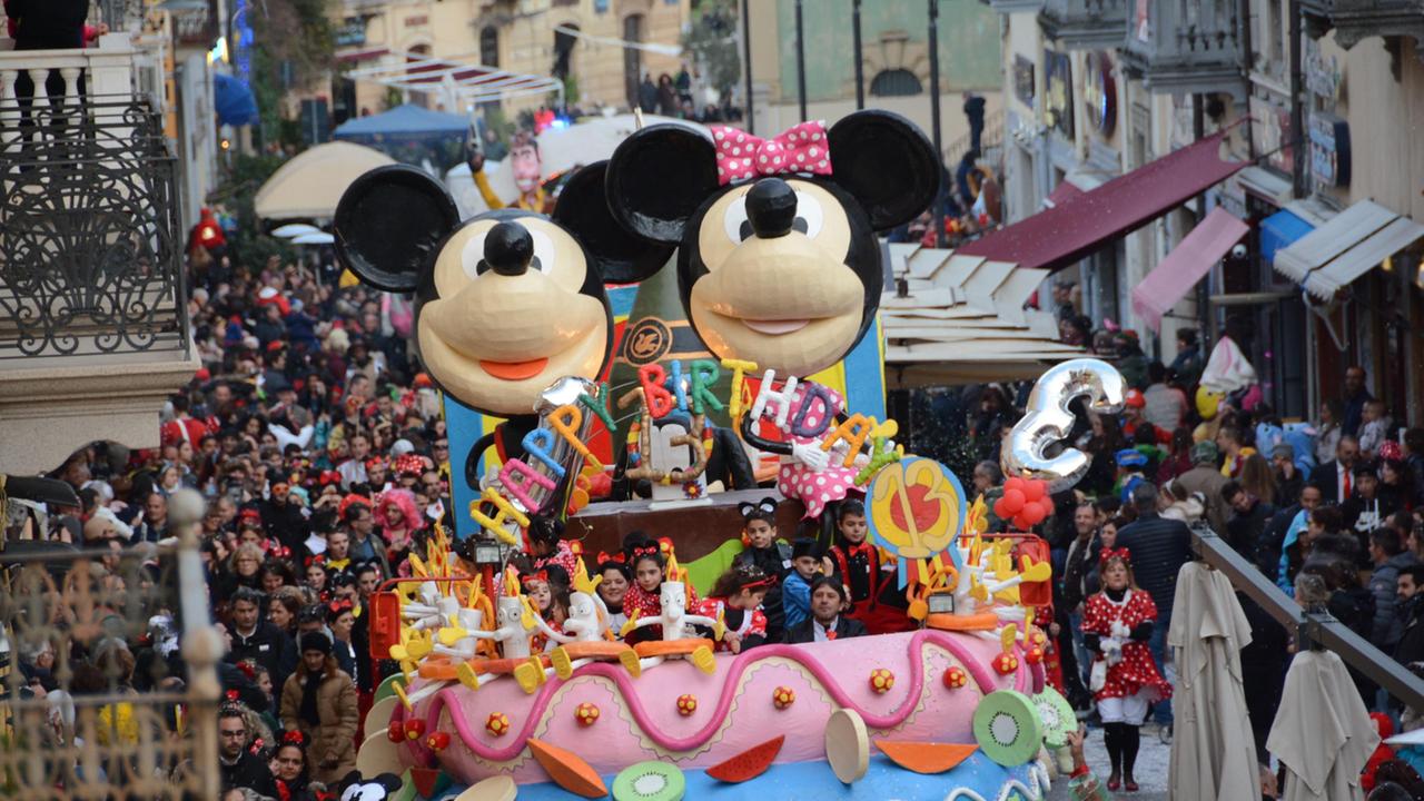 Il carro vincente del Carnevale olbiese: Happy Birthday (La Frisjola)