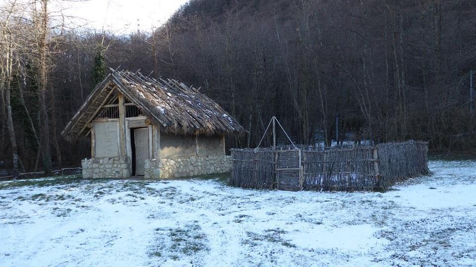 Ricostruzione di una capanna etrusca presso il lago Bracciano