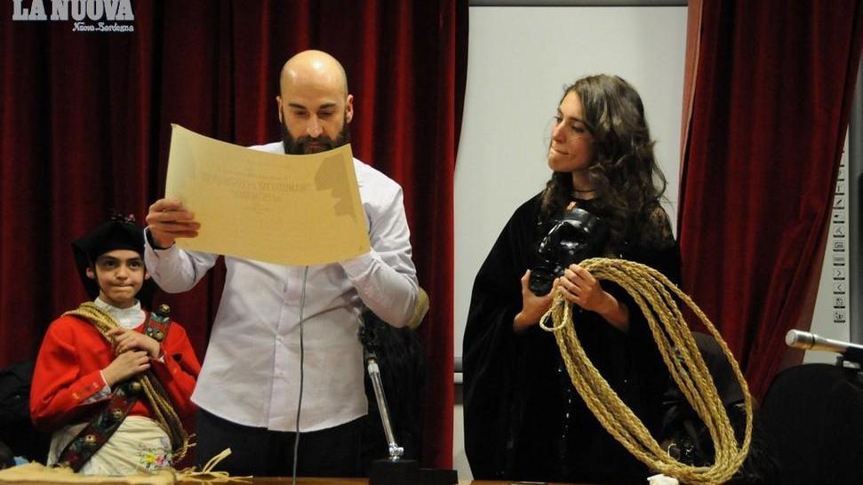 Il sindaco Luciano Barone con Caterina Murino nominata mamuthone ad honorem