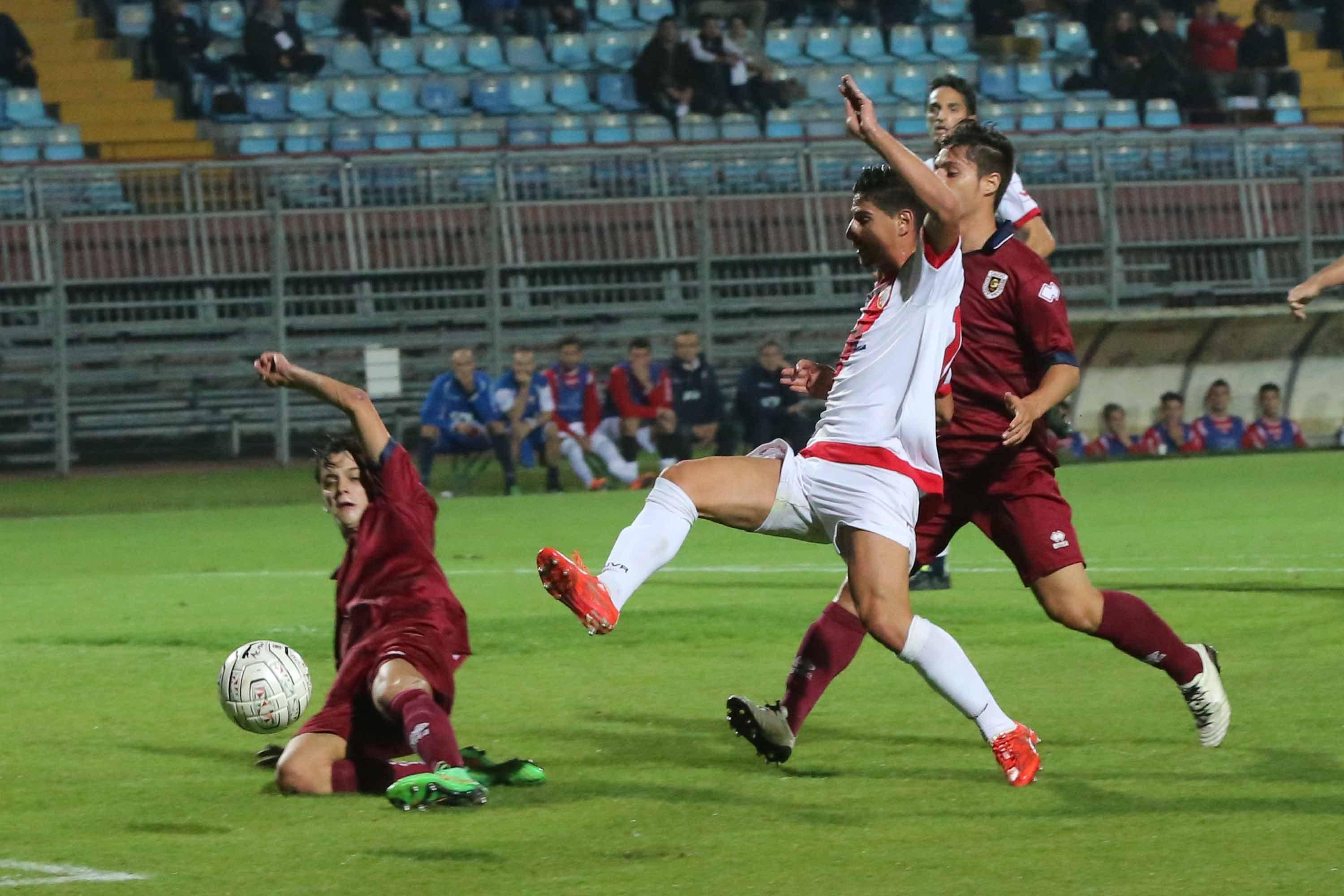 Reggiana, allarme rosso in difesa: Colombo rispolvera il 4-3-3 