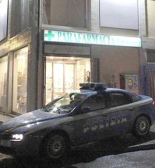 Banditi armati di coltello da cucina rapinano la parafarmacia alla Cella
