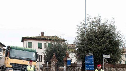 Si rompe un tubo chiusa la strada per due giorni