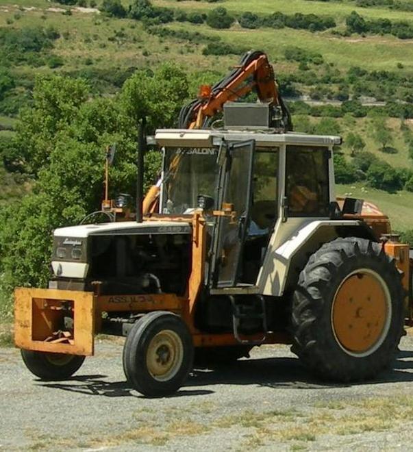 Con il trattore danneggia le auto dei cacciatori