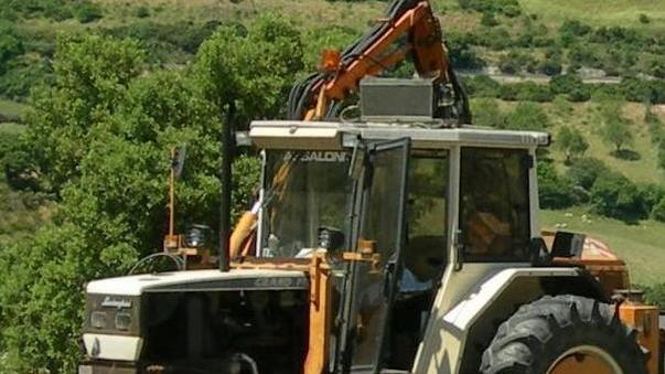 Con il trattore danneggia le auto dei cacciatori