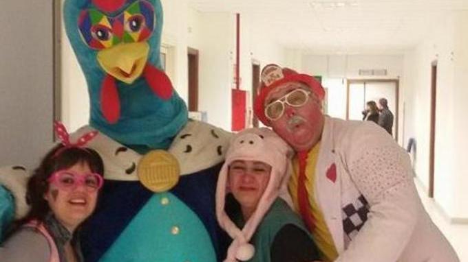 Il gallo Frisgiola e gli amici clown in corsia