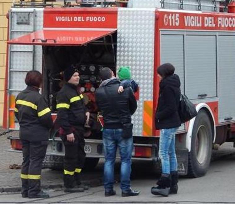 I vigili del fuoco con i bambini durante il Carnevale