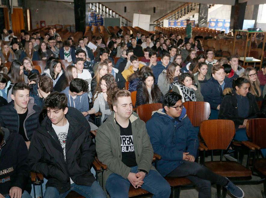 «Genitori, consigliate i figli e non lasciateli soli nella rete»