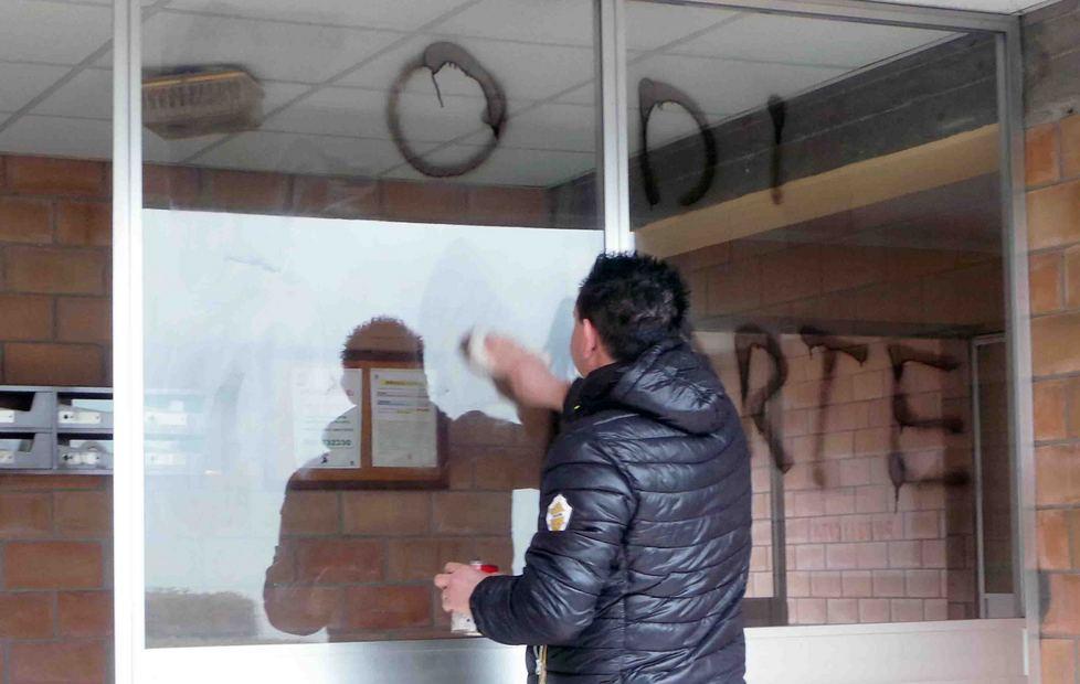 «Lodi a morte», ed ora arrivano le minacce Scritte con lo spray sulla vetrata del palazzo dove vive l’esponente leghista Fabbri: non aiuta il clima che il Pd ha innescato, non sanno accettare critiche